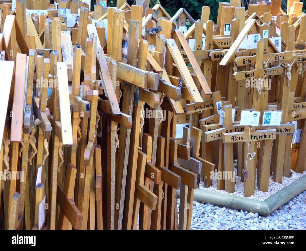 viele Grab Kreuze wie Tradition auf eine Pilgerreise zu platzieren, Deutschland, Bayern, Gschnaidt, Markt Altusried Stockfoto