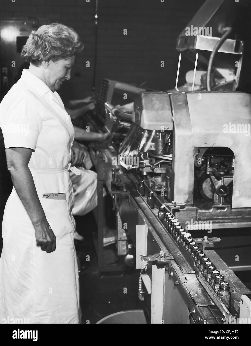 Frau Arbeiter Abfüllung Ritalin Tabletten Stockfoto