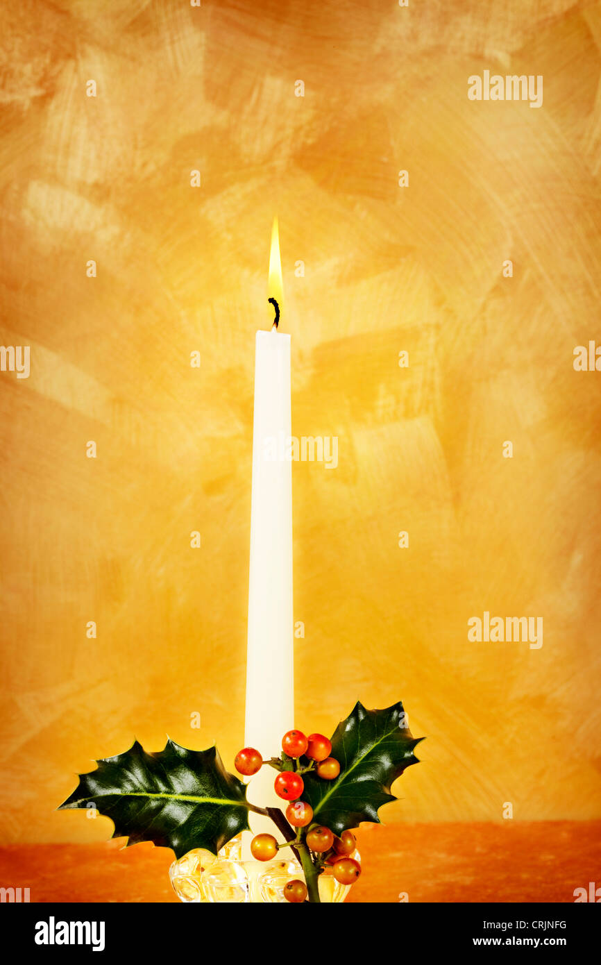 Kerze, Holly & Beeren vor Hand gemalte Goldgrund Stockfotografie - Alamy