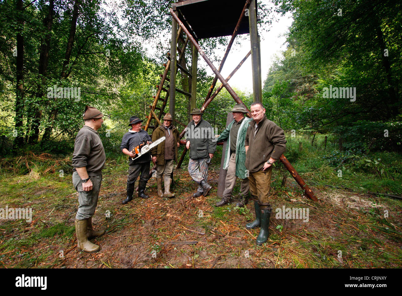 Bau einen Hochsitz - Gruppenfoto nach dem Abschluss der Unterkonstruktion, Deutschland Stockfoto