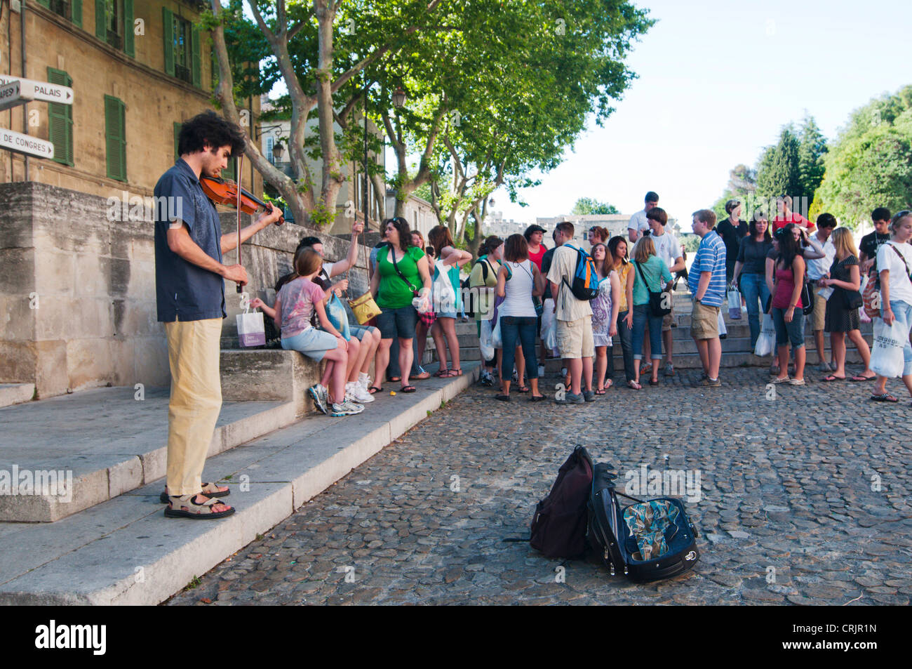 junger Mann spielen Geige auf ein Quadrat, Frankreich, Provence-Alpes-C Te d ' Azur, Avignon Stockfoto