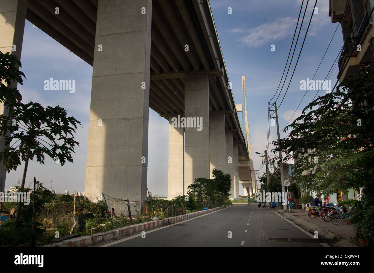 Leben unter Phu My Brücke in HCMC, Vietnam Stockfoto