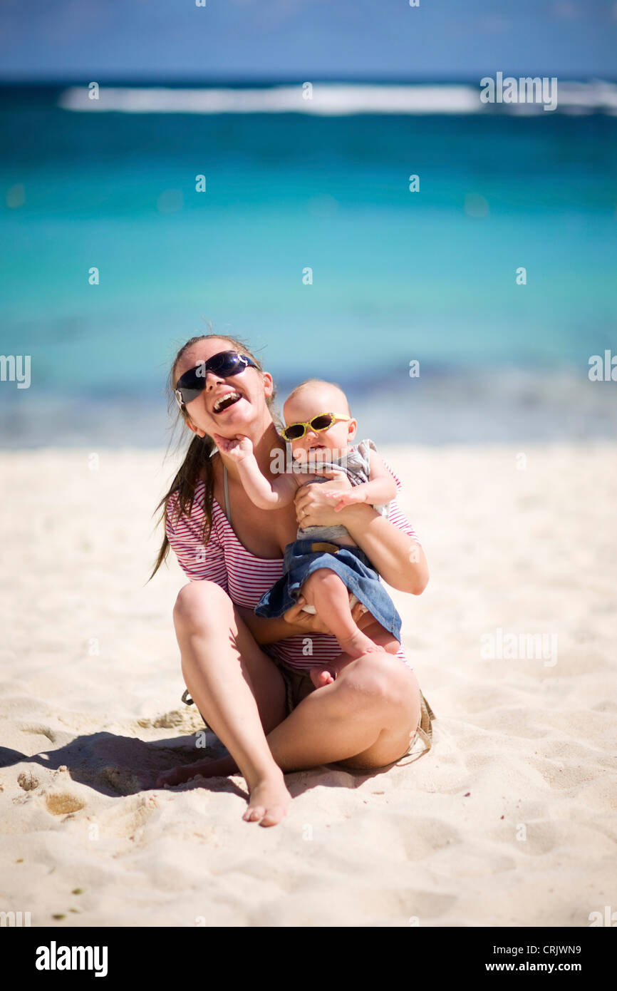 Junge Mutter und baby Mädchen in Sonnenbrille auf tropischen Sandstrand, Malediven Stockfoto