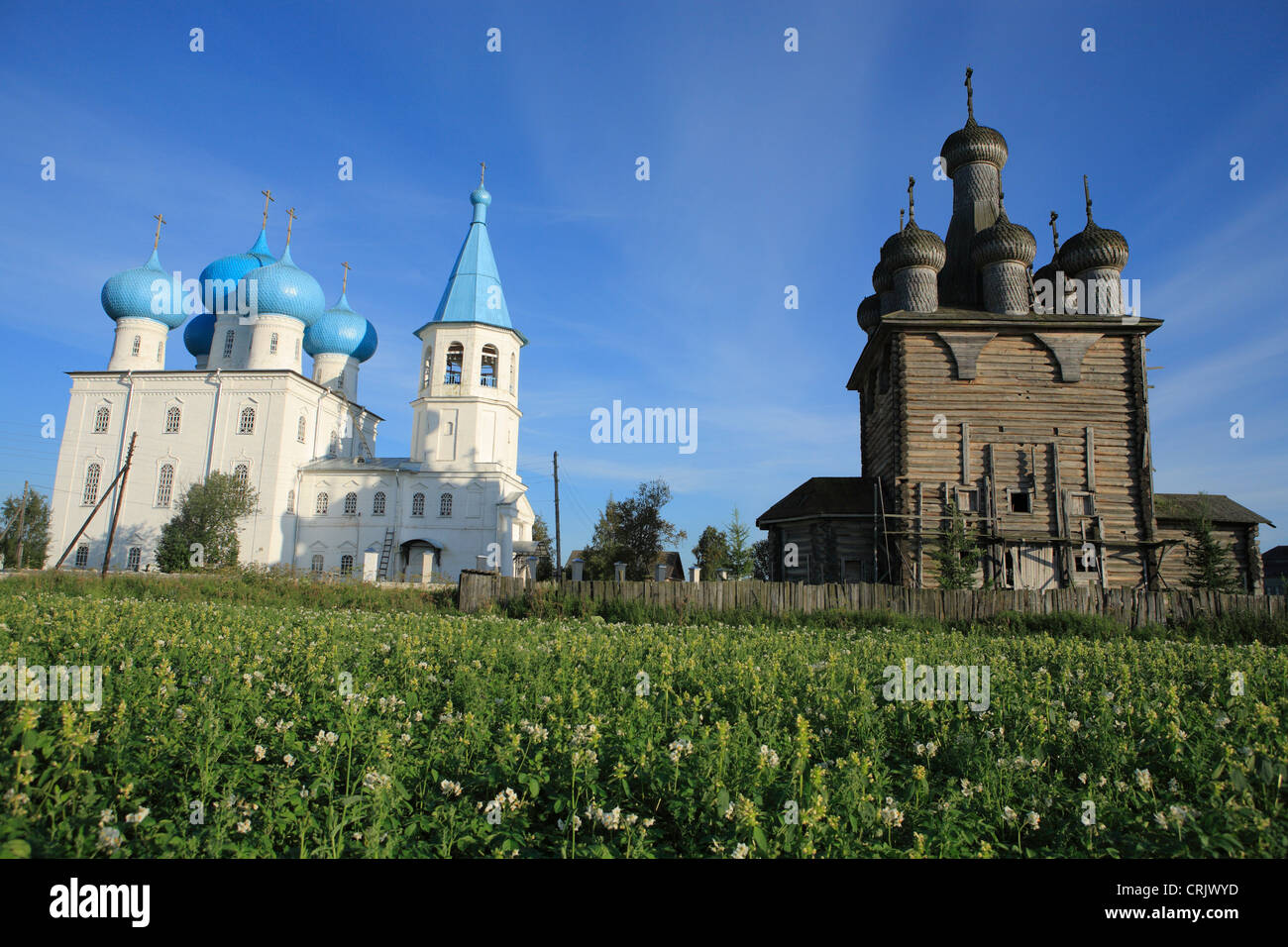 Holz (1683-1688), Stein (1808-1827) Kirchen und Glockenturm (1852), Russland, Region Archangelsk (Archangelsk), Zaostrovie Stockfoto