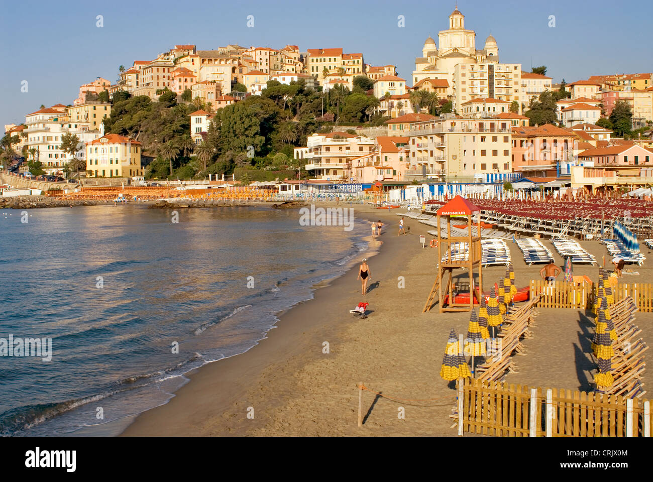 Blick über den Strand und die Altstadt im Porto Maurizio Stadtteil von Imperia an der ligurischen Küste, Italien, Ligurien, Porto Maurizio Stockfoto