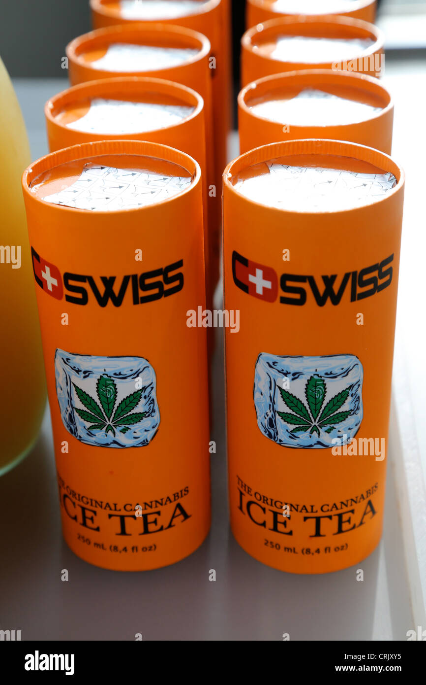 Alkoholfreies Getränk Swiss Ice Tea mit Cannabis Sirup aus Hanfsamen hinzugefügt Stockfoto