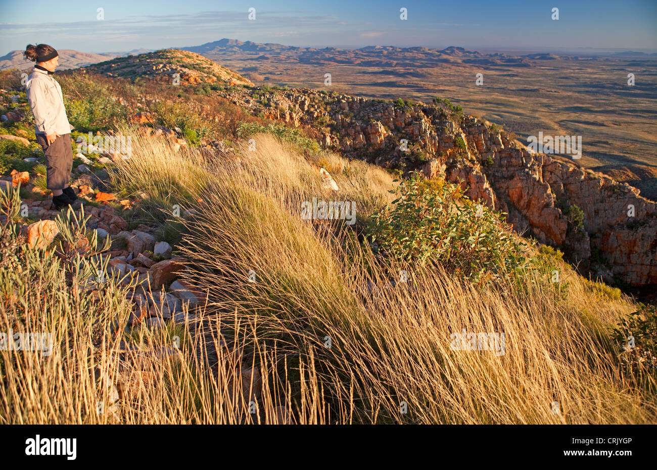 Frau auf dem Gipfel des Mt Sonder, am westlichen Ende der Larapinta Trail Stockfoto