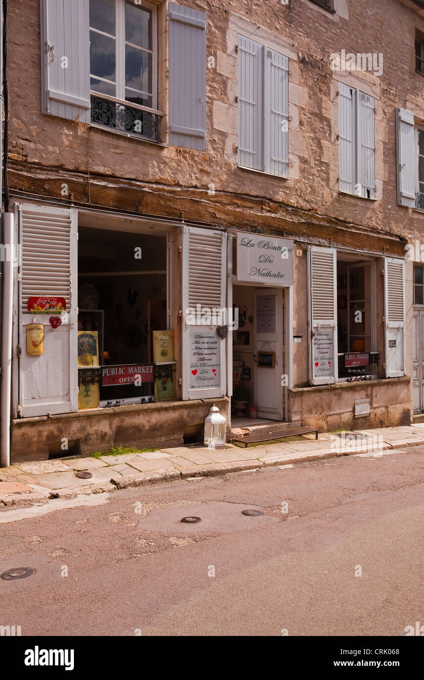 Ein Geschäft an der Hauptstraße in die Hügel Stadt Vezelay im Burgund, Frankreich. Stockfoto