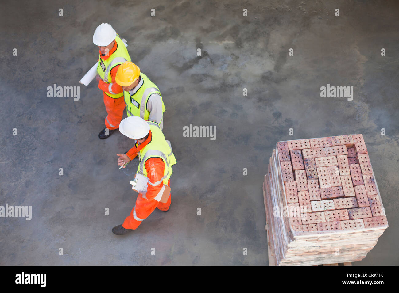 Arbeiter zu Fuß auf Baustelle Stockfoto