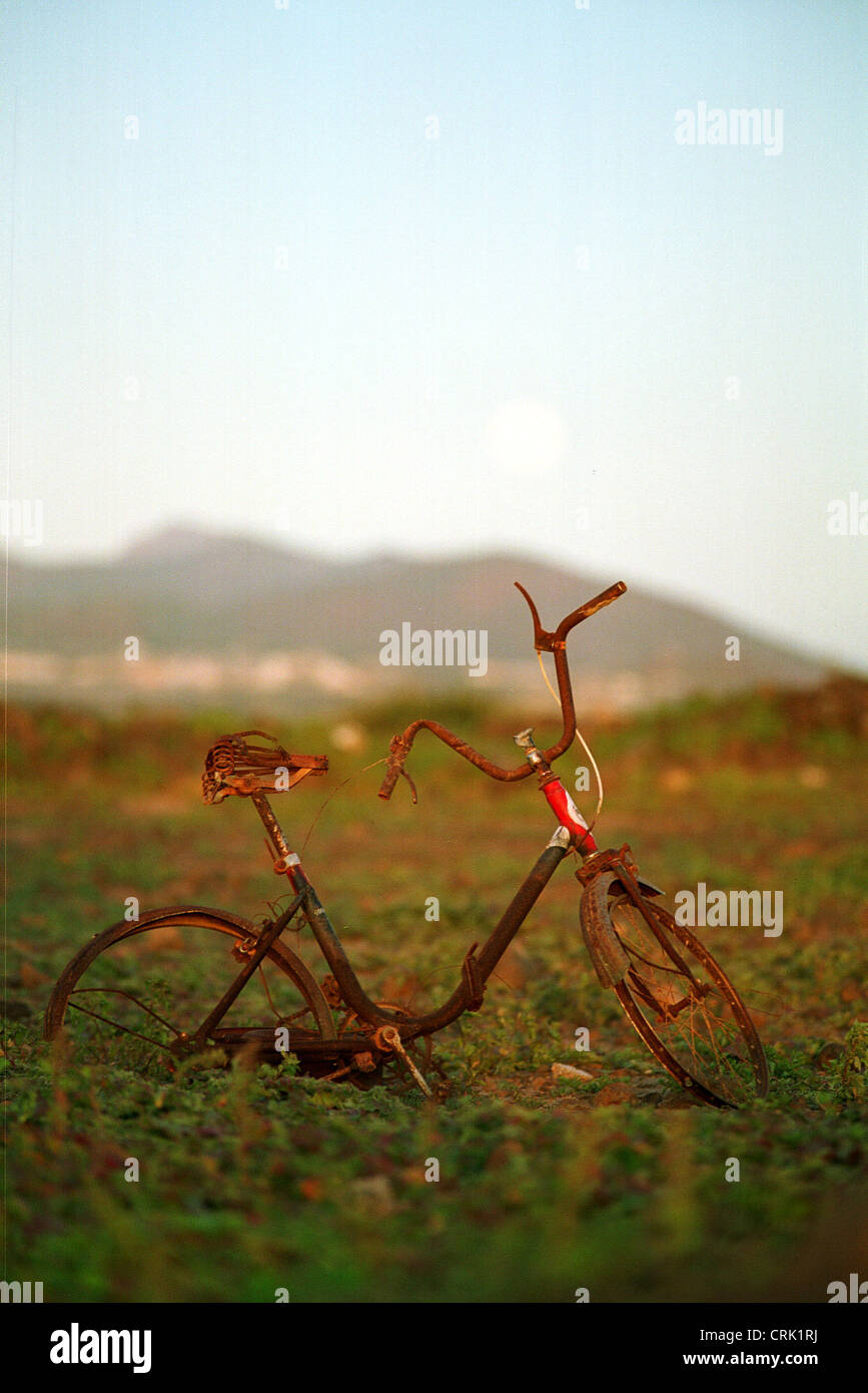 Ein altes Fahrrad in Landschaft Stockfoto