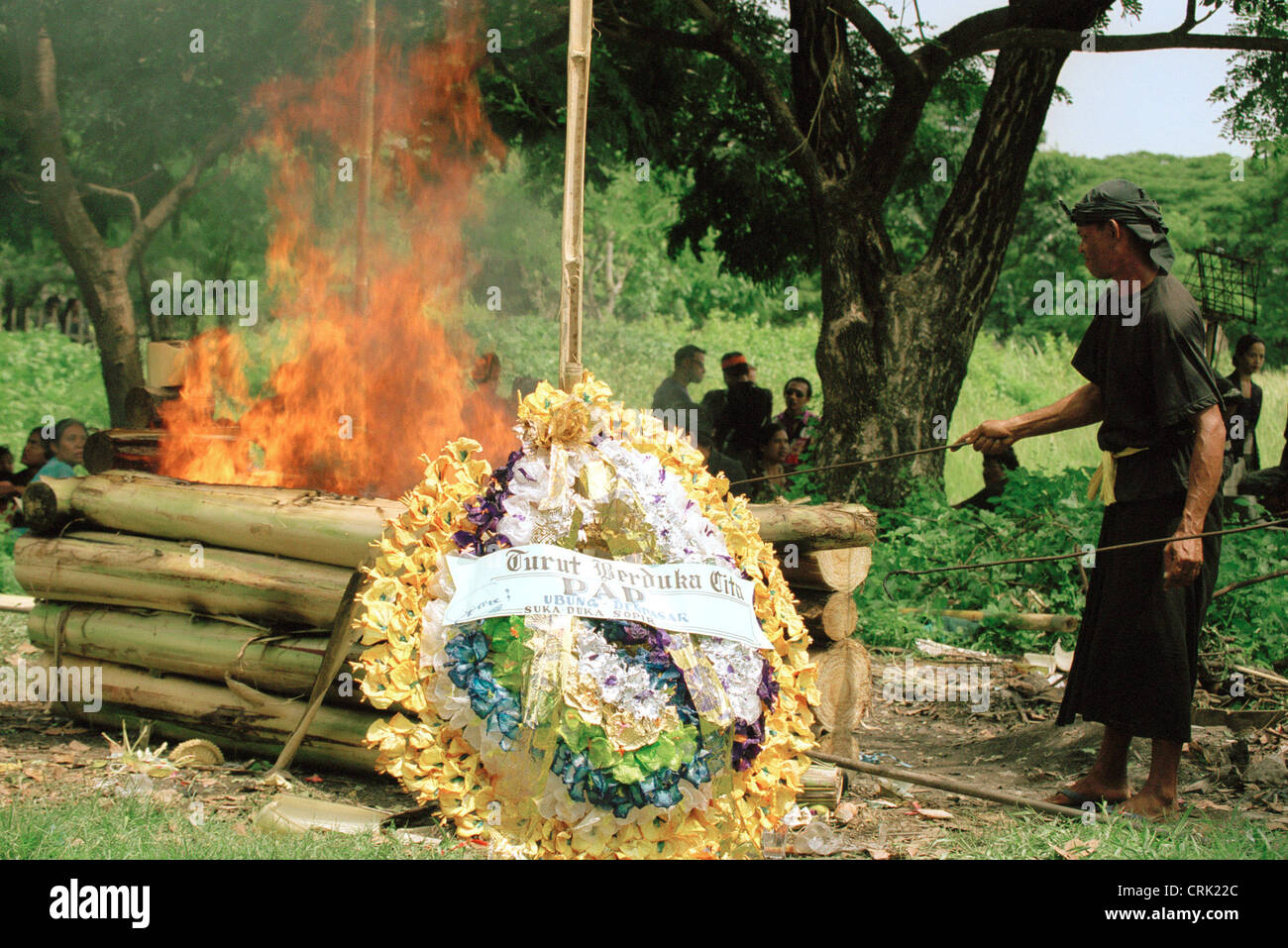 Ein Mann steuert die Verbrennung eines Toten gemäß Hindu-ritual Stockfoto