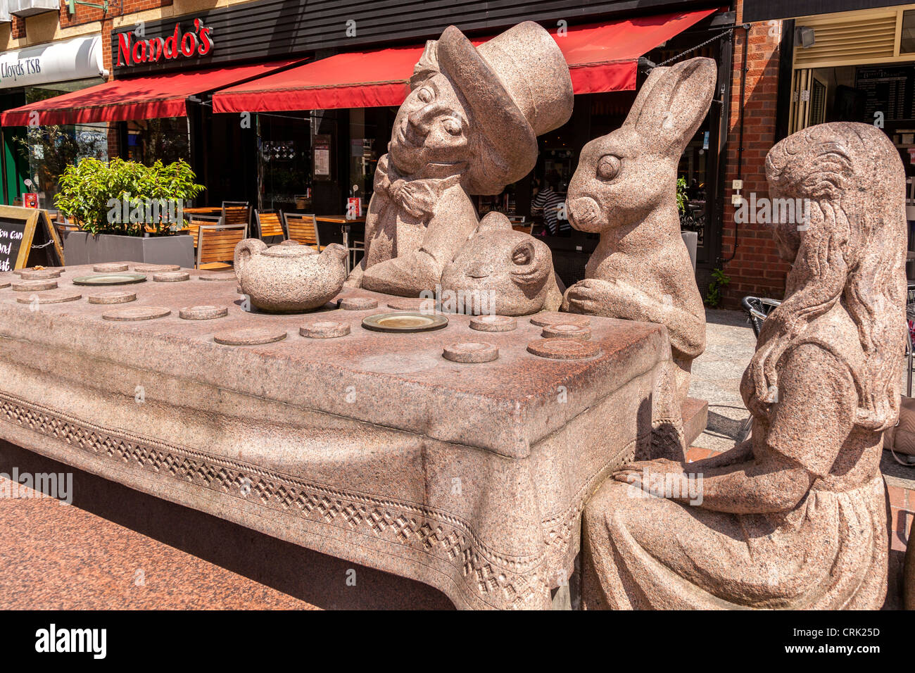 Der Mad Hatter Tea Party in eine Statue im Einkaufszentrum Golden Square Warrington dargestellt. Stockfoto