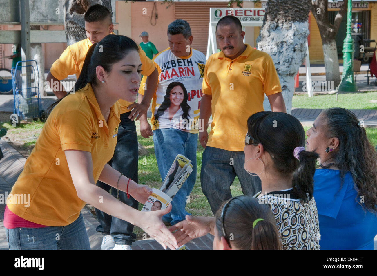 Lisbeth marin Sanchez, Partei der Demokratischen Revolution Kandidaten für Kongress 2012 Wahlen, Wahlkampf in Nuevo Laredo, Mexiko Stockfoto