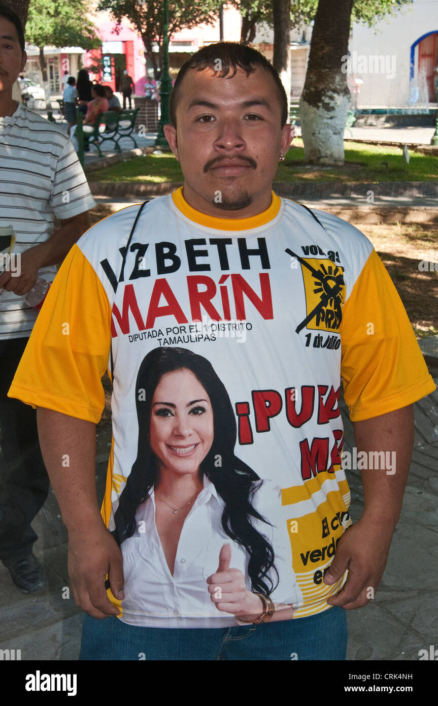 Verfechter von Liesel marin Sanchez, Partei der Demokratischen Revolution Kandidaten für Kongress 2012 Wahlen, in Nuevo Laredo, Mexiko Stockfoto