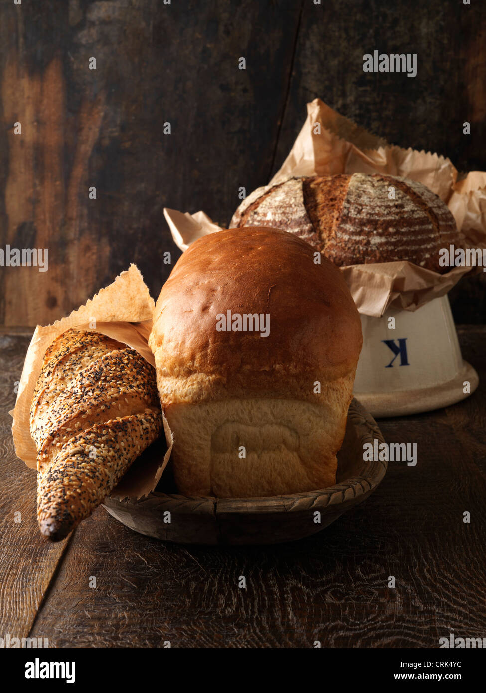 Frisch gebackenes Brot in Schalen Stockfoto