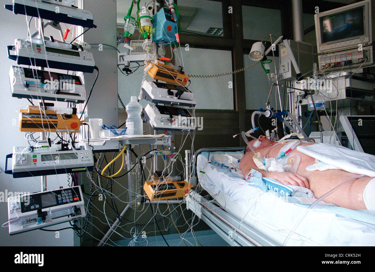 Füße auf der linken Seite des Patienten mit Infusionen Bett ...
