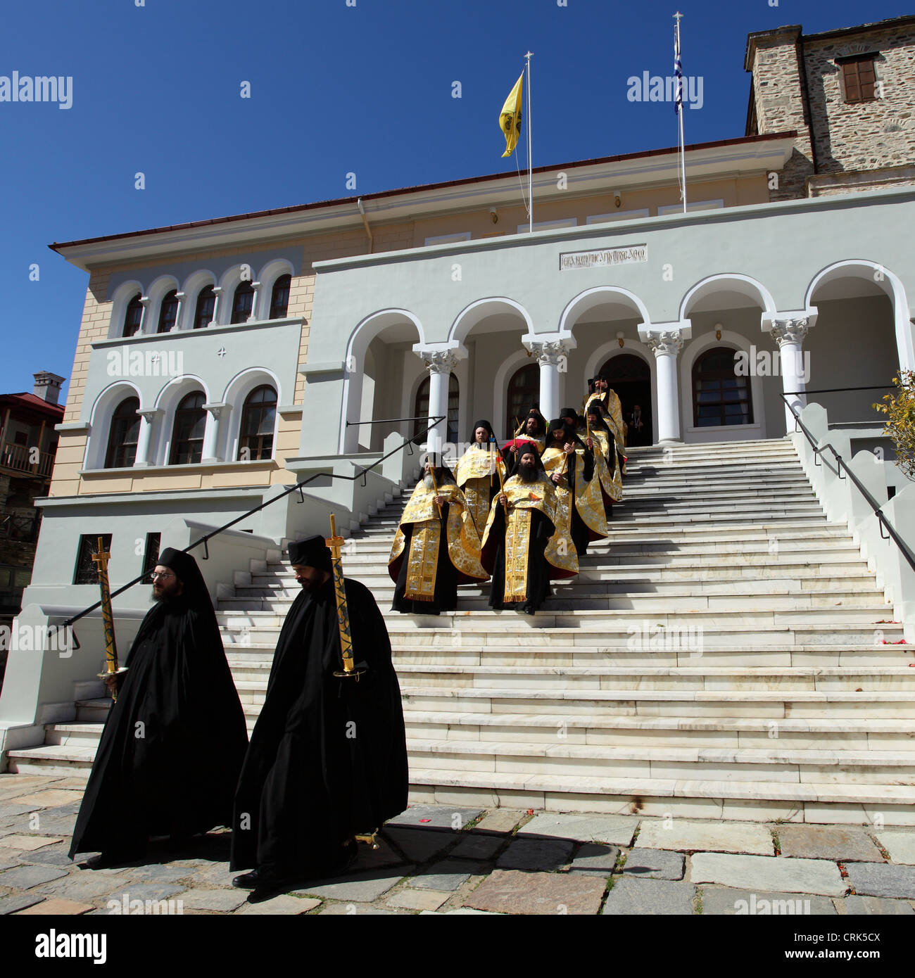 Mönche und ältesten orthodoxen Kirche in einer Prozession am Ostersonntag in Karyes, Berg Athos, Griechenland. Stockfoto