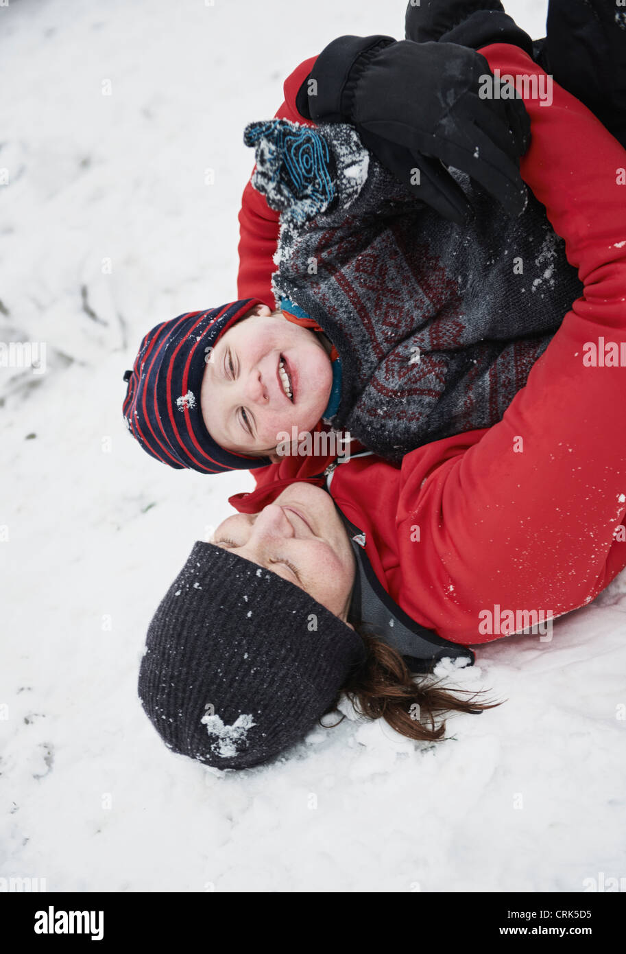 Mutter und Sohn spielt im Schnee Stockfoto