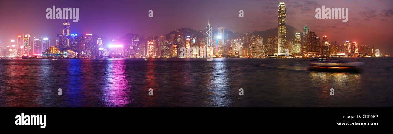 Victoria Harbour und die Skyline bei Nacht, Hong Kong, China Stockfoto