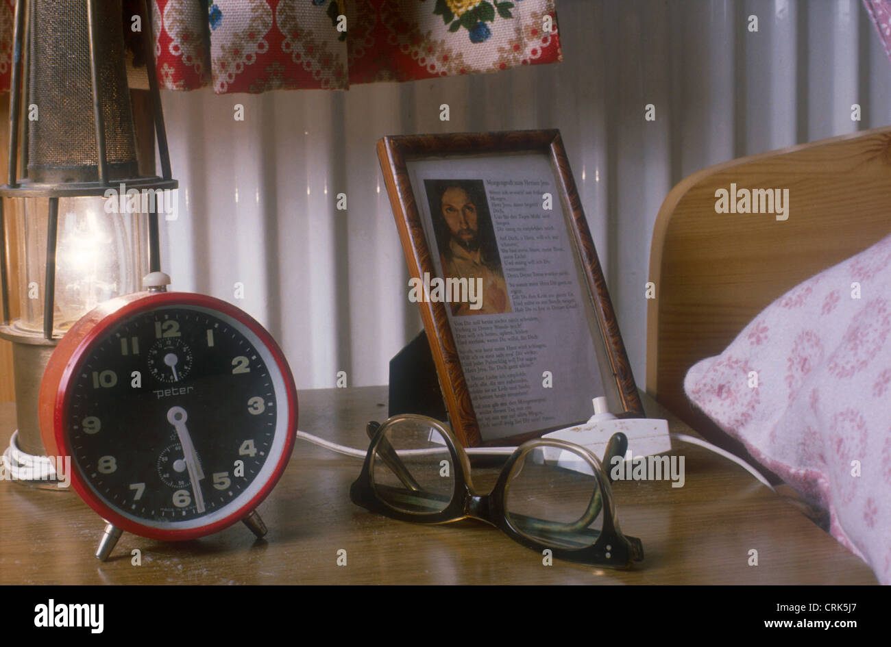 Nachttisch neben dem Bett eine alte Bäuerin Frau-Einöd Stockfoto