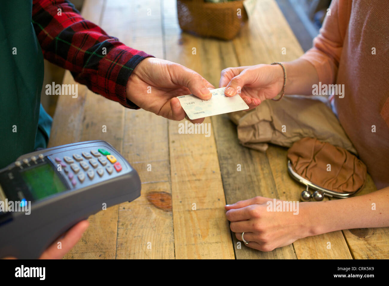 Frau mit Kreditkarte im Store einkaufen Stockfoto