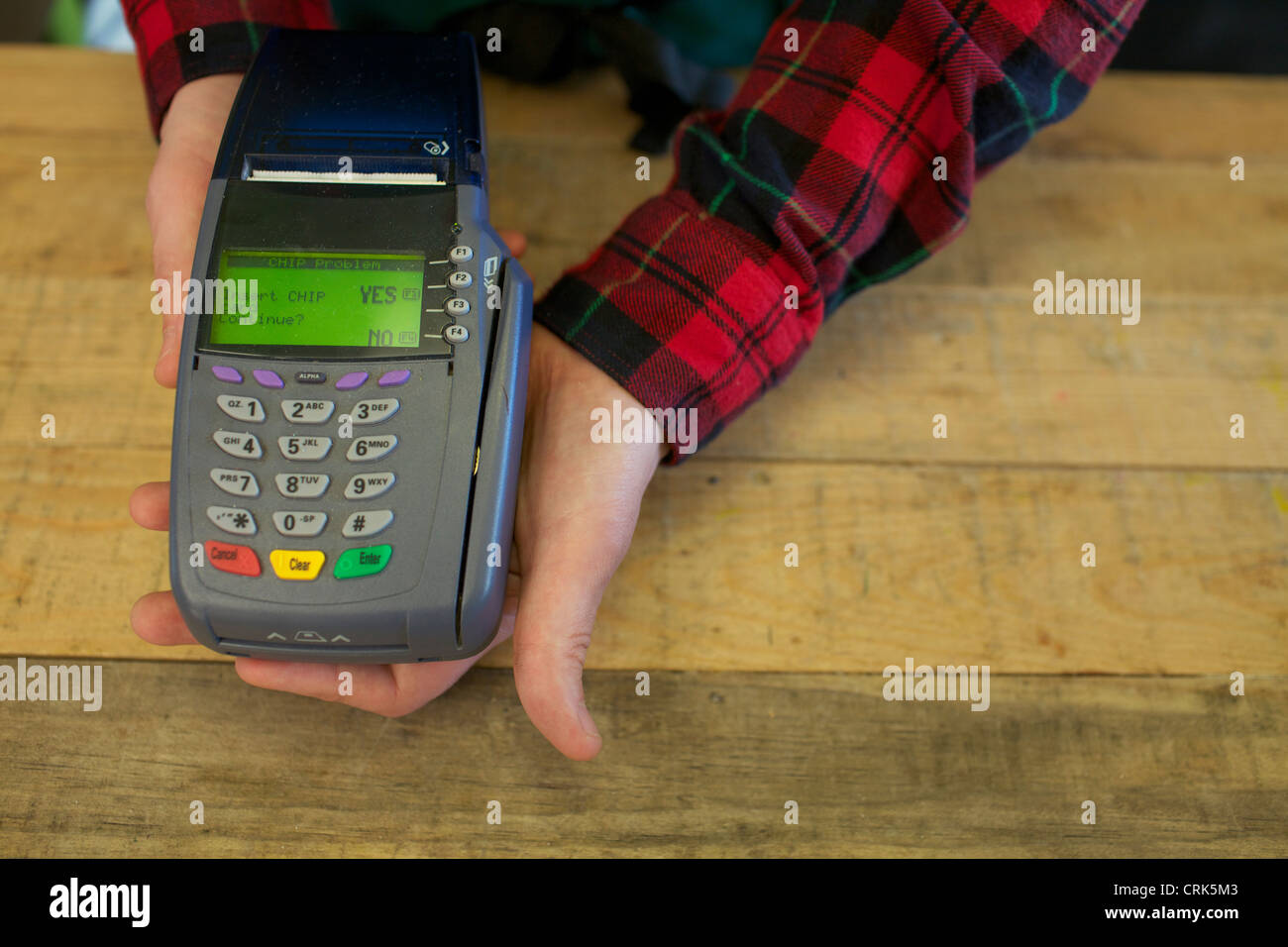 Lebensmittelhändler Besitz Kreditkarte Maschine Stockfoto
