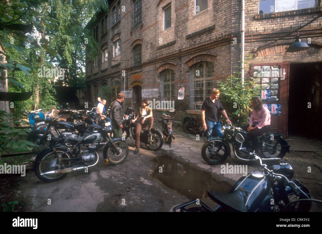 Vintage Motorrad und Fans rund um den Garten in Berlin Stockfoto