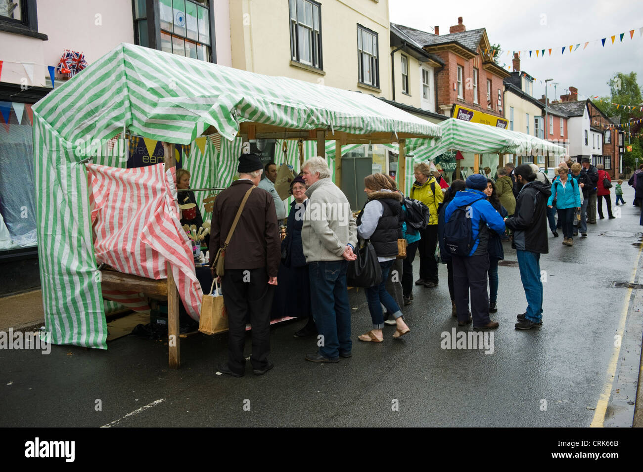 Besucher surfen Straßenständen während Presteigne Essen Trail Festival bei Presteigne Powys Mid-Wales UK Stockfoto