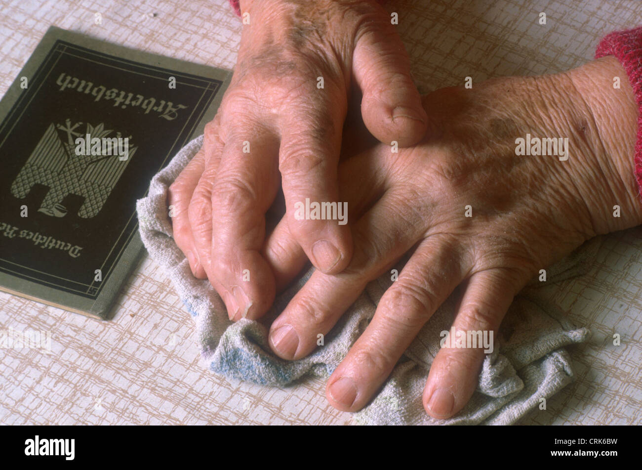 Hände von einem alten Bauern Frau-Einöd Stockfoto