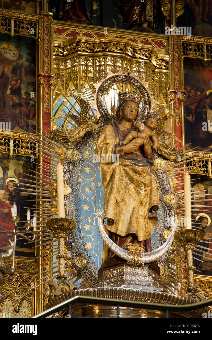 Reich verzierten Altar mit Skulpturen der Heiligen Jungfrau Maria mit dem Jesuskind in der Almudena Kathedrale, Madrid, Spanien. Stockfoto