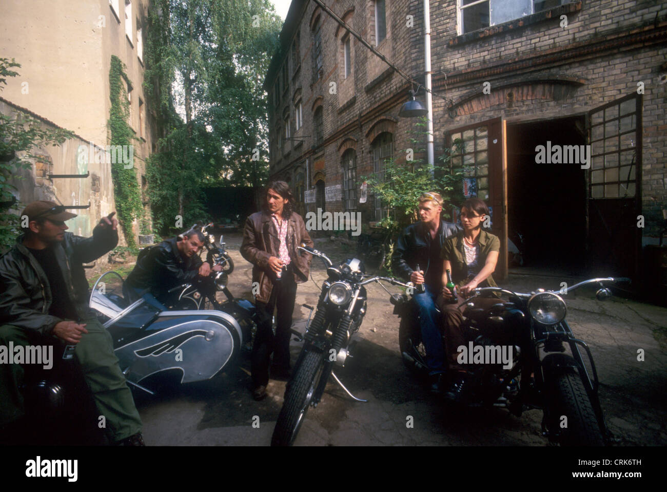 Vintage Motorrad und Fans rund um den Garten in Berlin Stockfoto