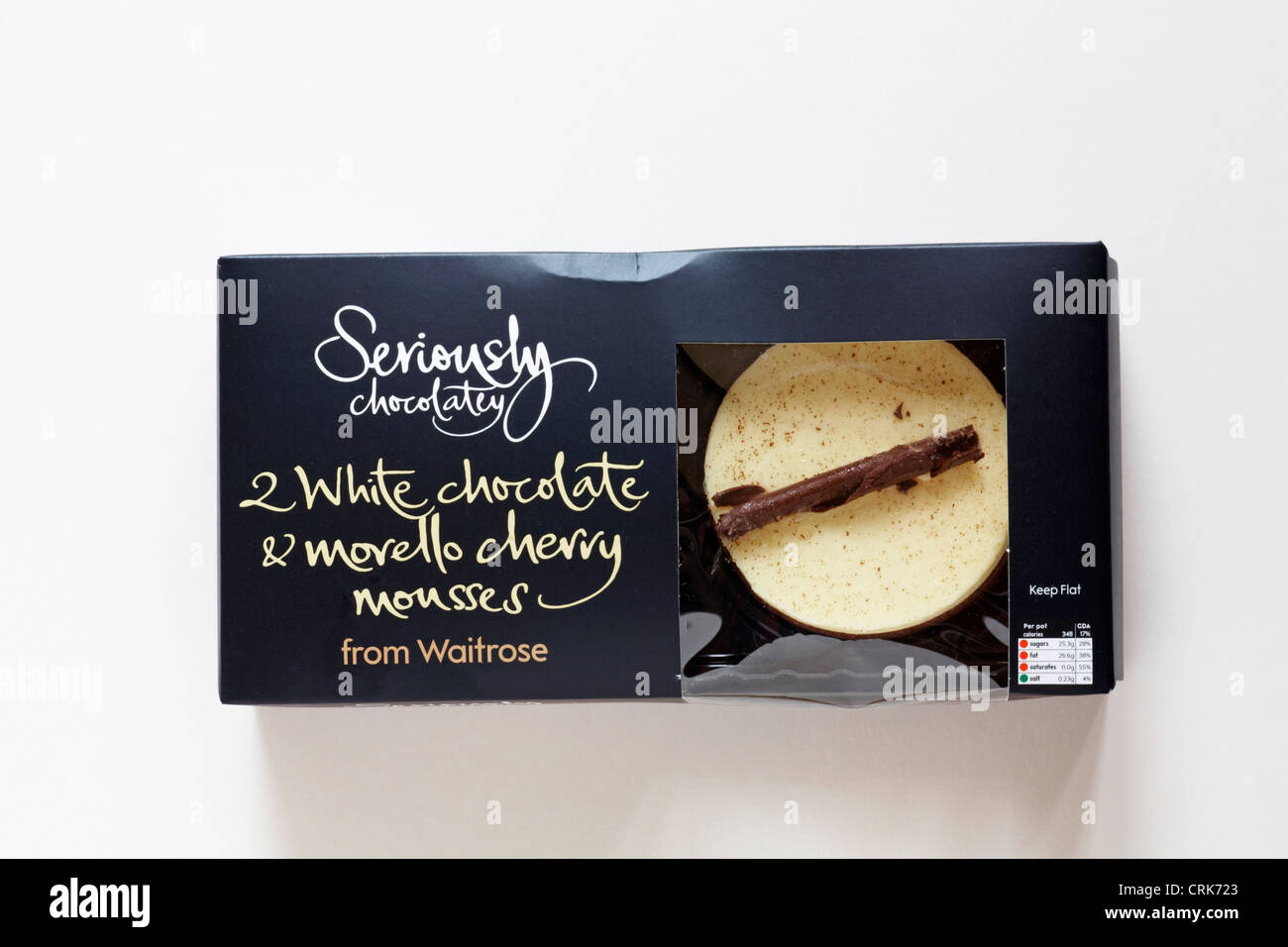 Packung von Ernst schokoladig 2 weiße Schokolade & Morello Kirsche Mousse von Waitrose isoliert auf weißem Hintergrund Stockfoto