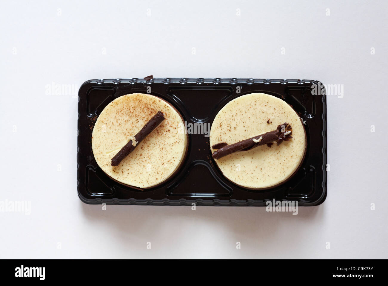 2 ernst schokoladig 2 weiße Schokolade & Morello Kirsche Mousse von Waitrose Pudding isoliert auf weißem Hintergrund Stockfoto
