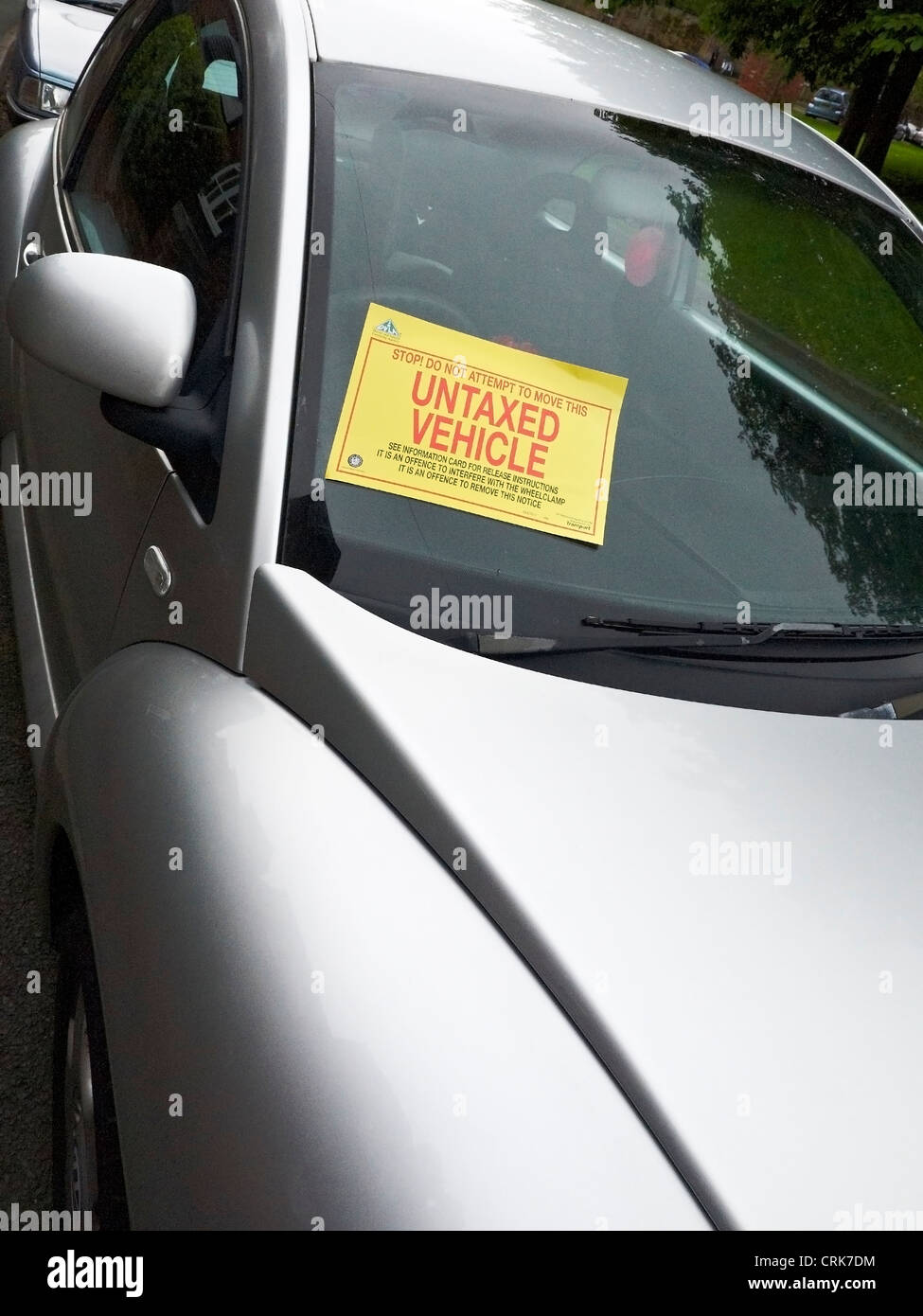 Unversteuerten Fahrzeugs Warnaufkleber auf Windschutzscheibe Stockfoto