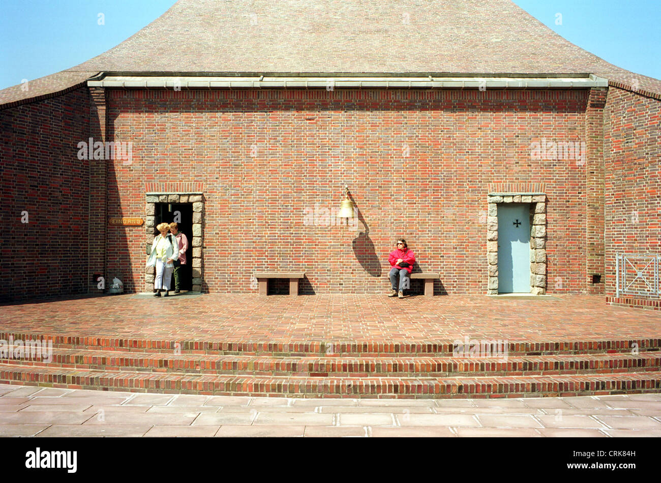 Laboe, Besucher am Fuße des Denkmals Naval Turm Stockfoto