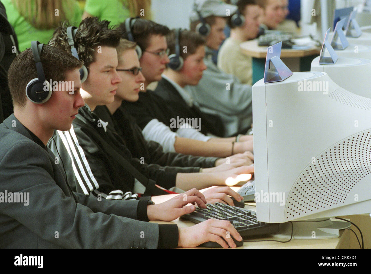 Jugendliche auf dem computer Stockfoto
