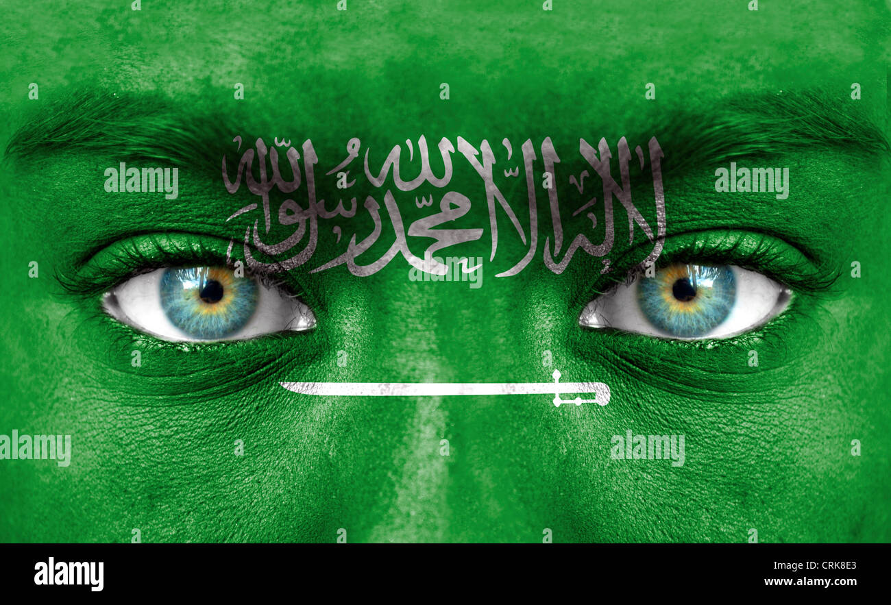 Menschliches Gesicht gemalt mit Flagge von Saudi-Arabien Stockfoto