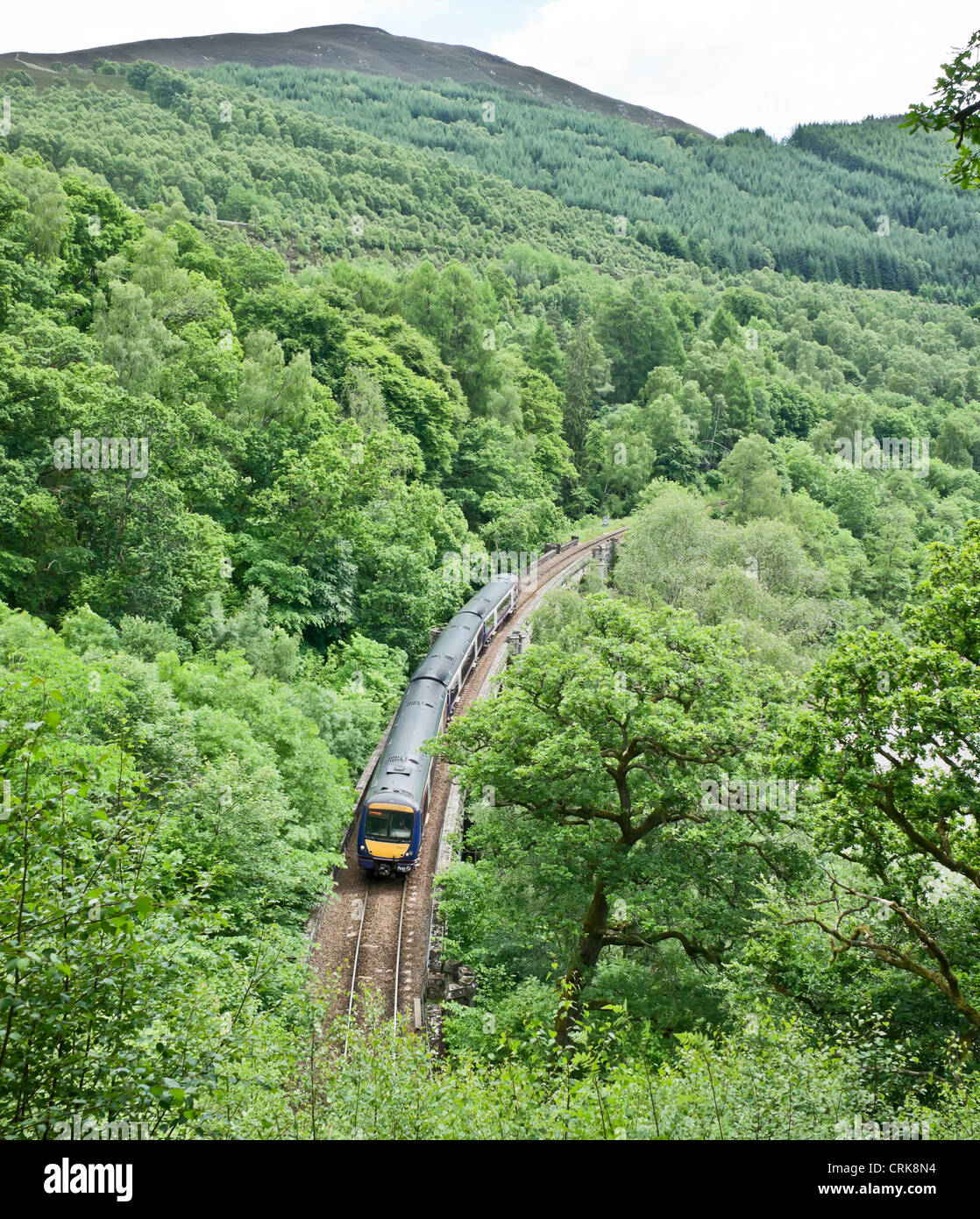 Ein Scotrail Class 170 Turbostar gebunden für Inverness kreuzt die Killiecrankie Viadukt nördlich von Pitlochry in Schottland Stockfoto