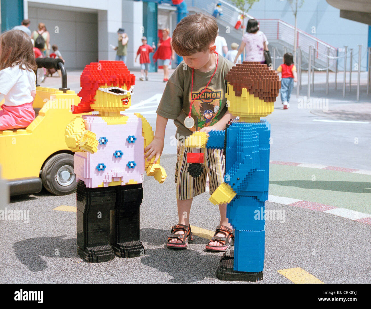 Junge als Miniaturfiguren im deutschen Legoland Stockfoto