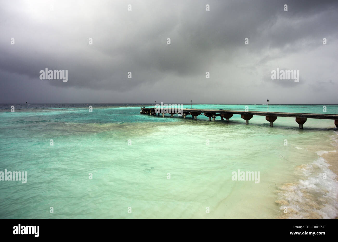 Blick auf die Hauptbrücke auf Embudu Village auf den Malediven mit Monsun regnet Überschrift in. Stockfoto