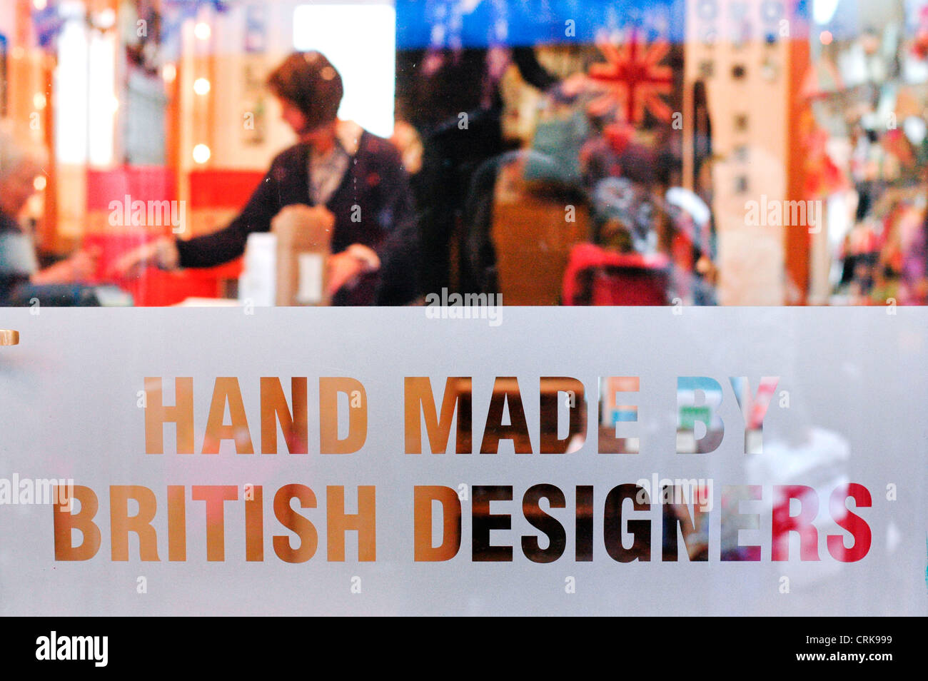 Ein Geschäft in Brighton zeigt seine Design-Anmeldeinformationen auf Milchglas. Stockfoto