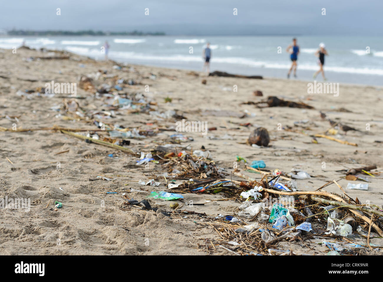 Kunststoff-Abfälle und Müll am Strand von Kuta, Bali, Indonesien. Stockfoto