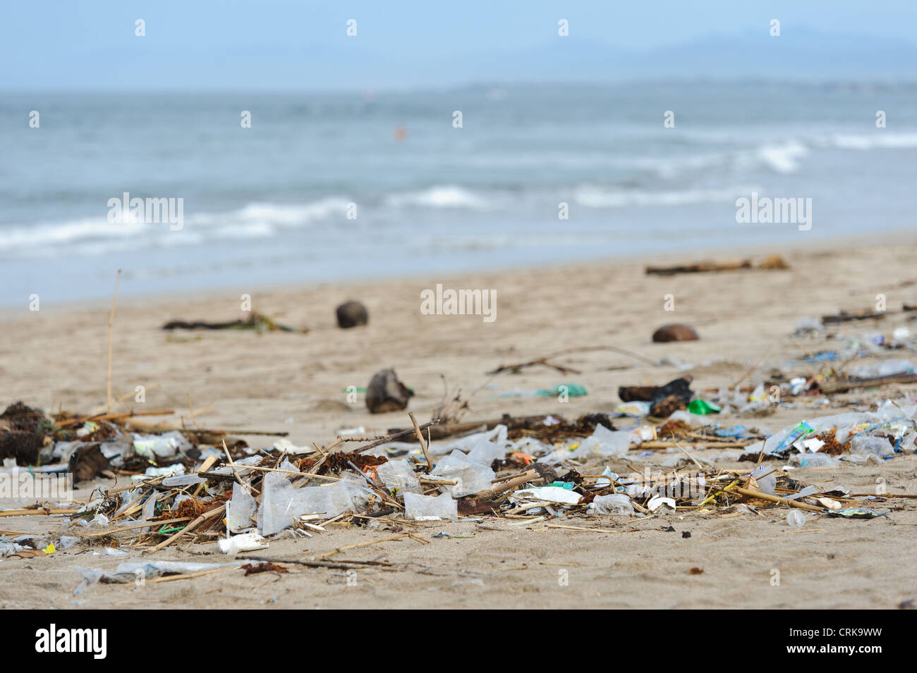 Kunststoff-Abfälle und Müll am Strand von Kuta, Bali, Indonesien. Stockfoto