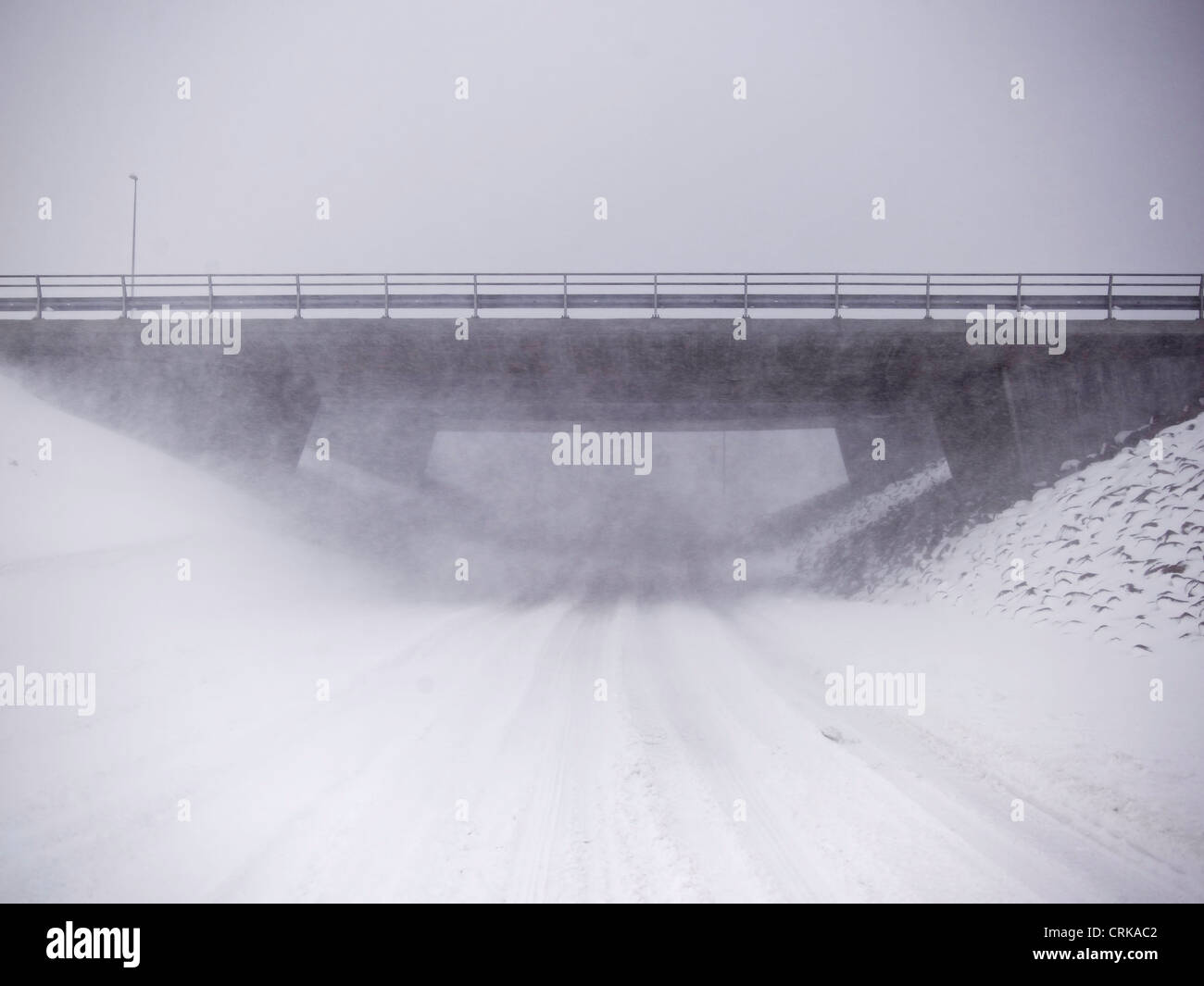 Verschneite Überführung in ländlichen Landschaft Stockfoto