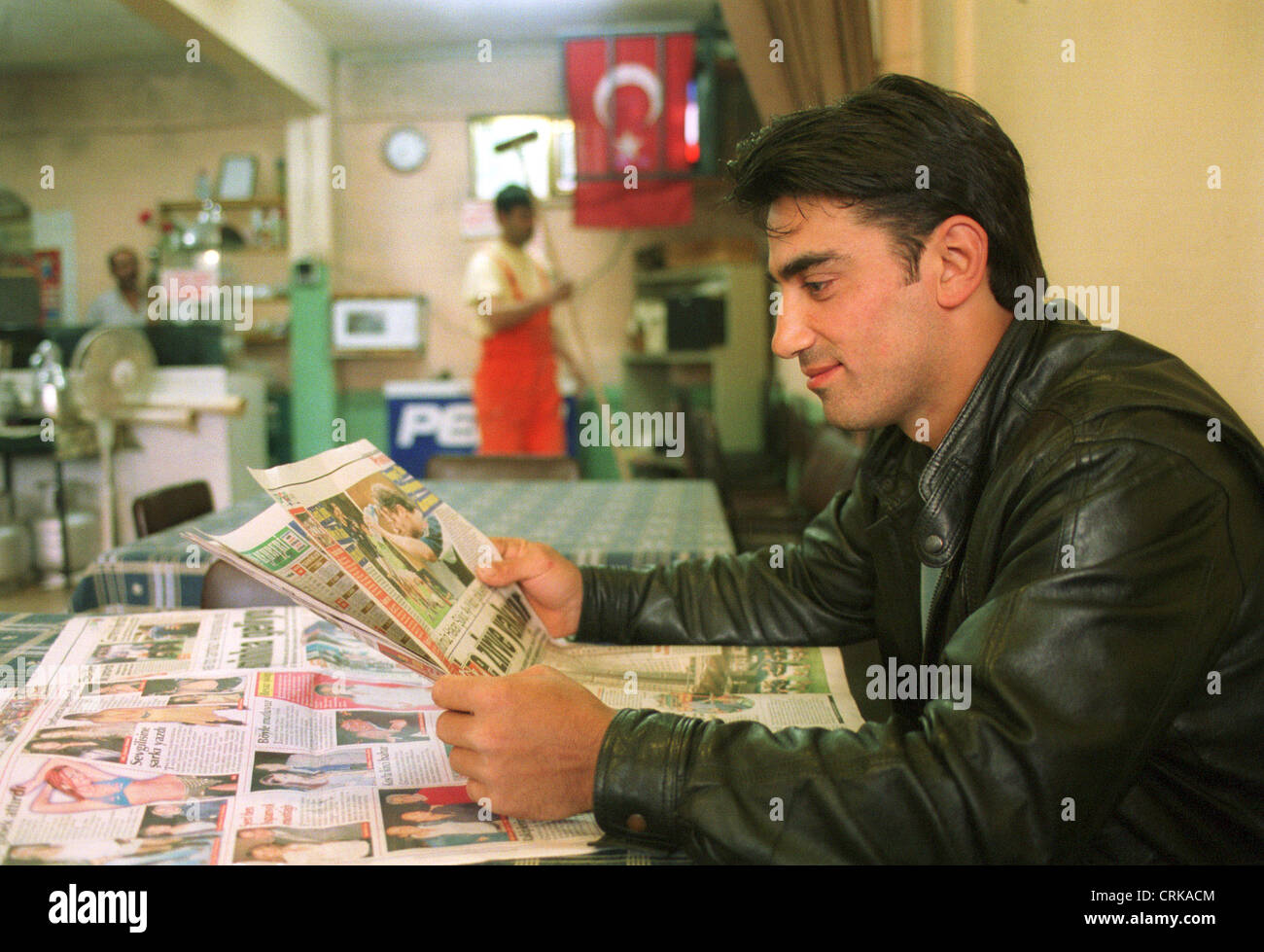 Mann in einem Café eine Zeitung (Türkei) Stockfoto