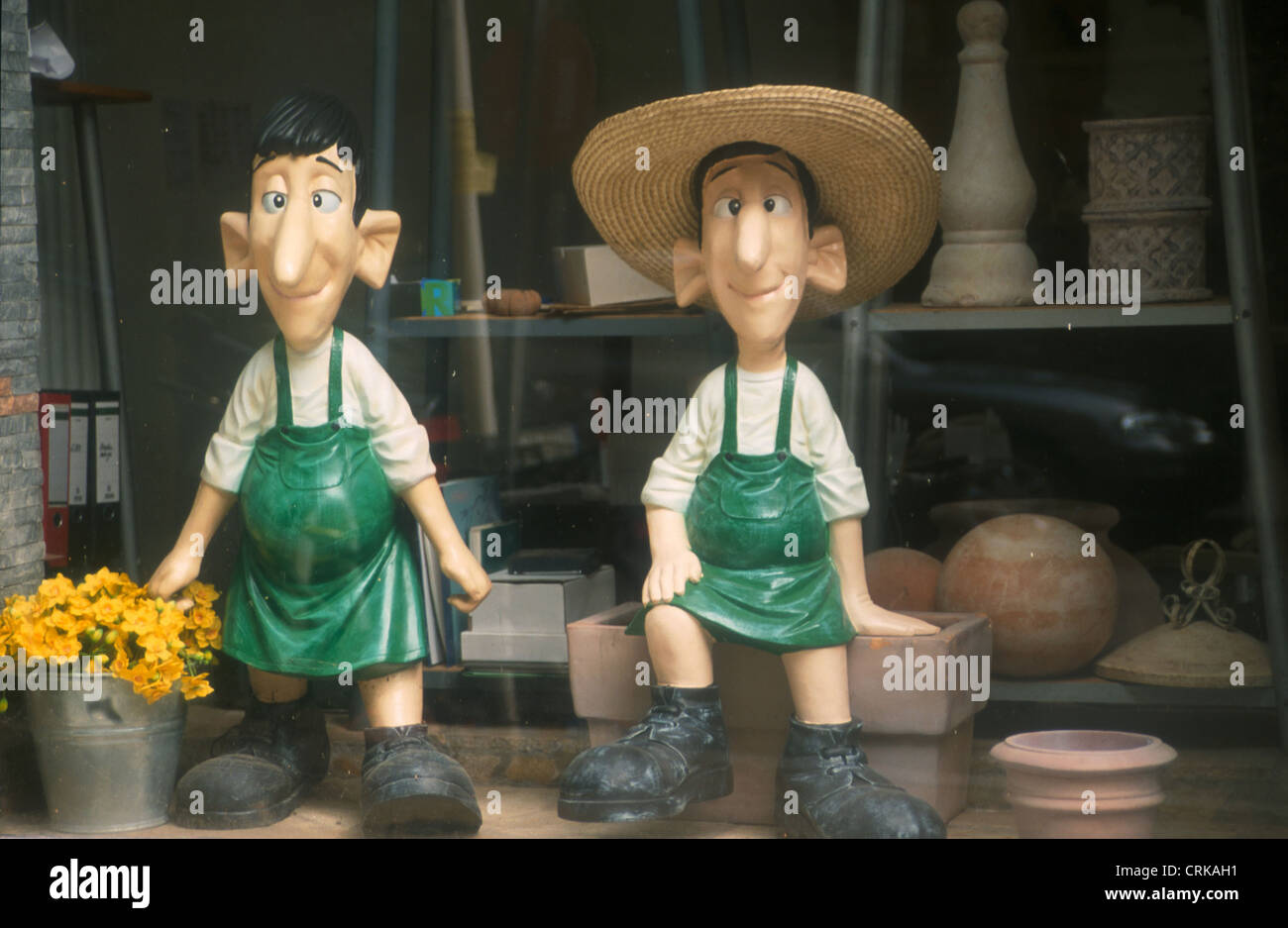 Gaertner ComicFiguren in den Blumenladen in Berlin Stockfotografie Alamy