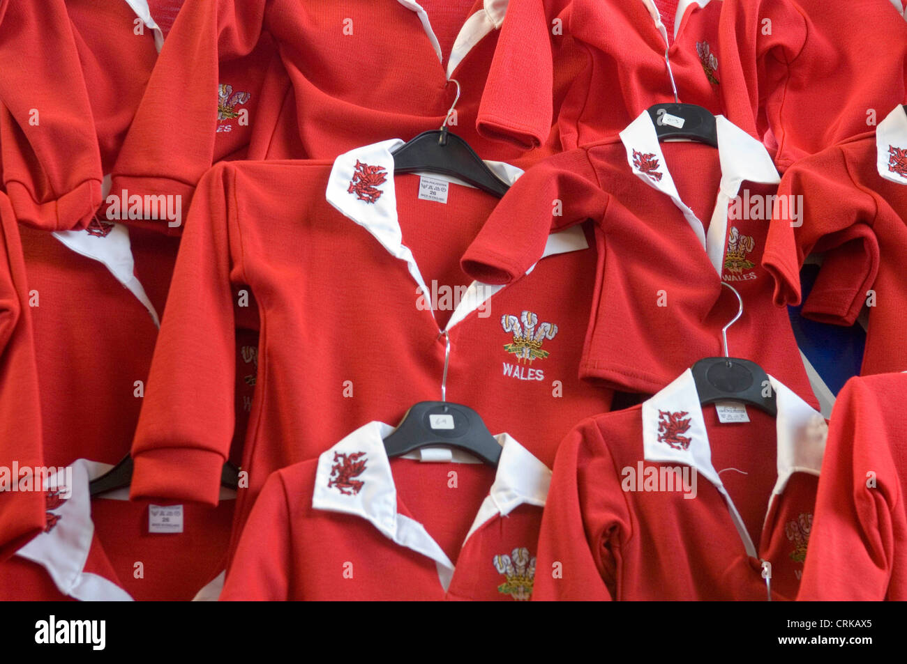 Walisischen Rugby Trikots für den Verkauf im Ladengeschäft Südwales. Stockfoto