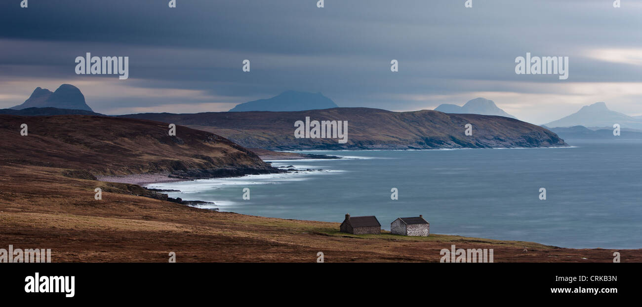 zwei Ferienhäuser an der Küste Stoner, mit Spitzenwerten von Suilven, Cul Beag & Stac Polaidh hinaus Assynt, Sutherland, Schottland, Vereinigtes Königreich Stockfoto