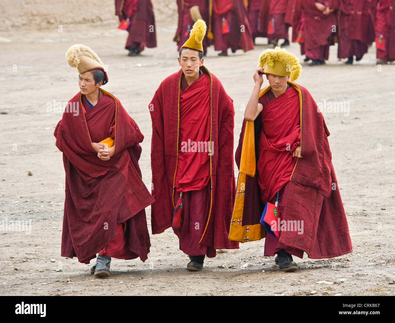 Tibetisch-buddhistischen Mönchen (Geluk oder gelben Hut) auf dem Weg zum Gebet in der Prunksaal Sutra des Klosters Labrang in Xiahe. Stockfoto