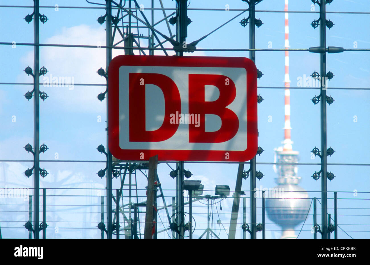 Die Deutsche Bahn Logo am Lehrter Bahnhof und TV tower Stockfoto